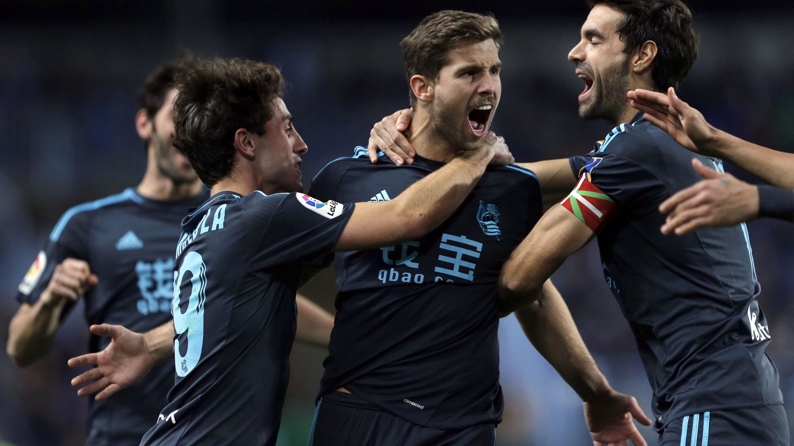 Foto: Iñigo Martínez celebra el primer gol de la Real en Málaga. (EFE)