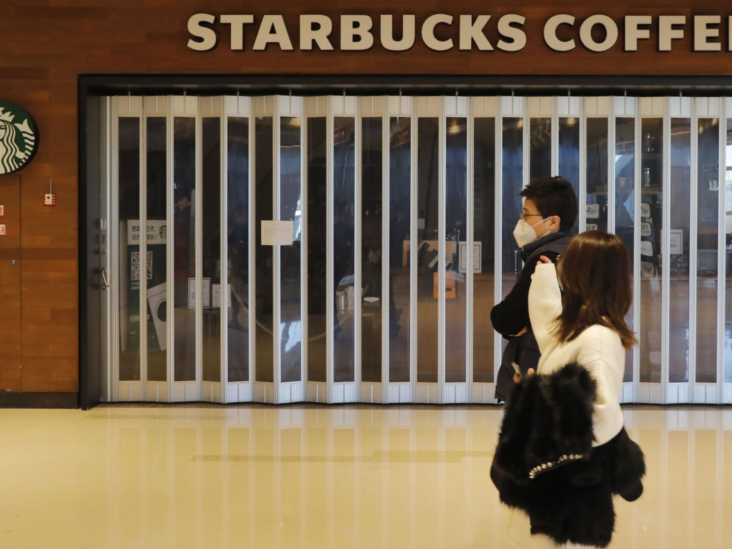 Un Starbucks cerrado. (Reuters)