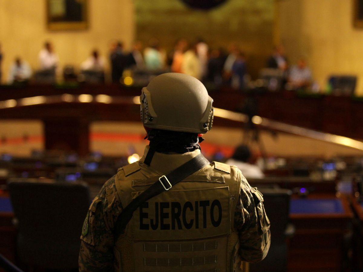 Foto: Un soldado dentro del Congreso de El Salvador (Reuters)