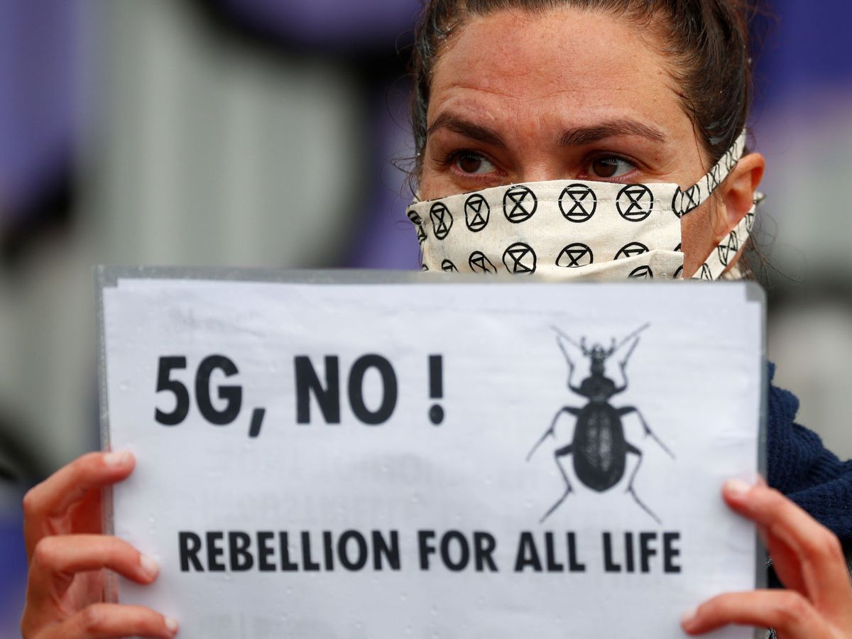 Foto: Una activista climática protesta contra el 5G. Foto: REUTERS Francois Lenoir