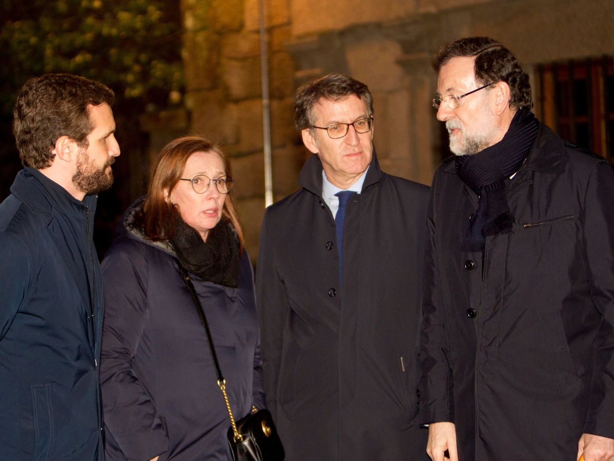 Foto: Casado, Feijóo y Rajoy la última vez que se les vio juntos: durante el funeral de la hermana del expresidente, el pasado diciembre en Pontevedra. (EFE)