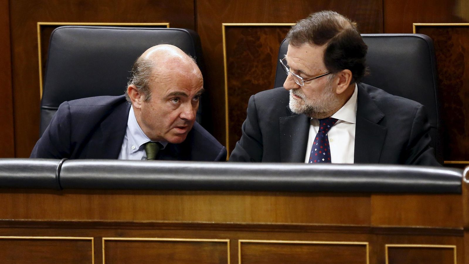 Foto: Luis de Guindos, junto a Mariano Rajoy en el Congreso de los Diputados. (Reuters)