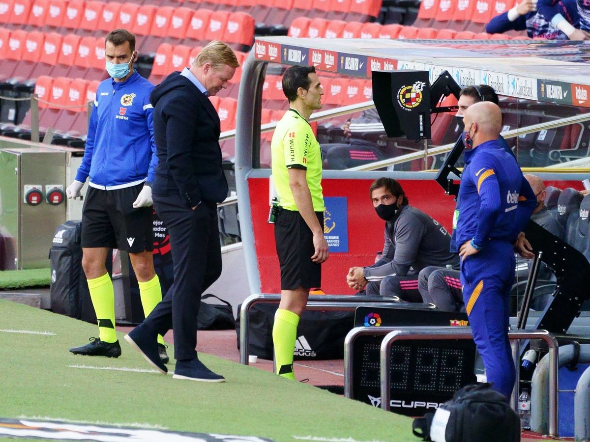 Foto: Martínez Munuera consulta en el monitor el penalti de Lenglet a Ramos en el Camp Nou. (Cordon Press)
