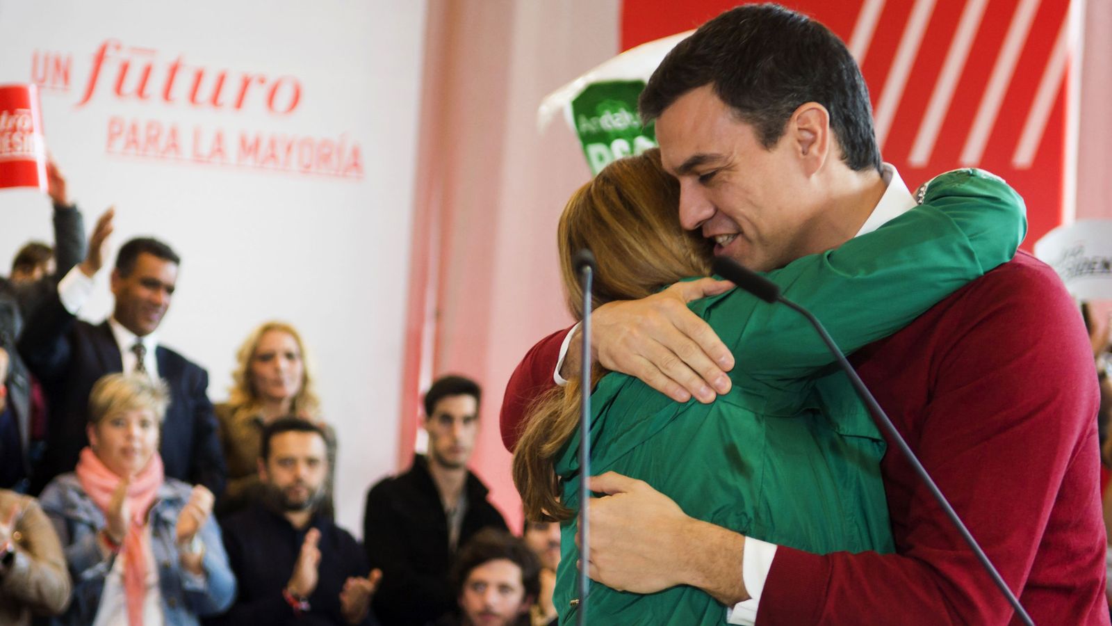 Foto: Susana Díaz y Pedro Sánchez, durante su primer mitin de campaña del 20-D, el pasado 12 de diciembre en Sevilla. (EFE)
