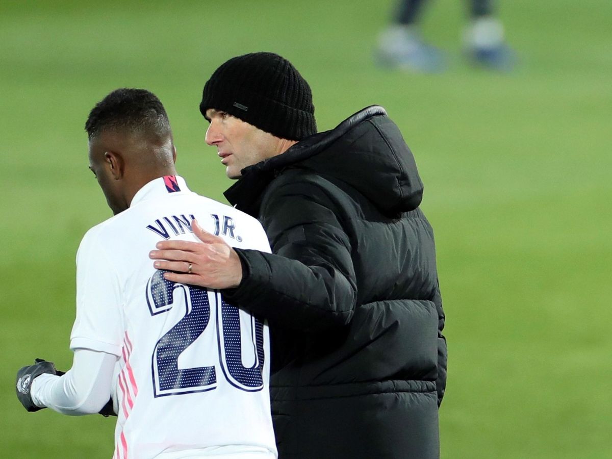 Foto: Zinédine Zidane habla con Vinícius Júnior. (Reuters)