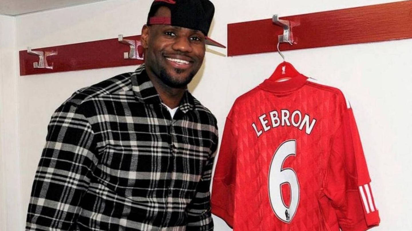 LeBron James posa con la camiseta del Liverpool