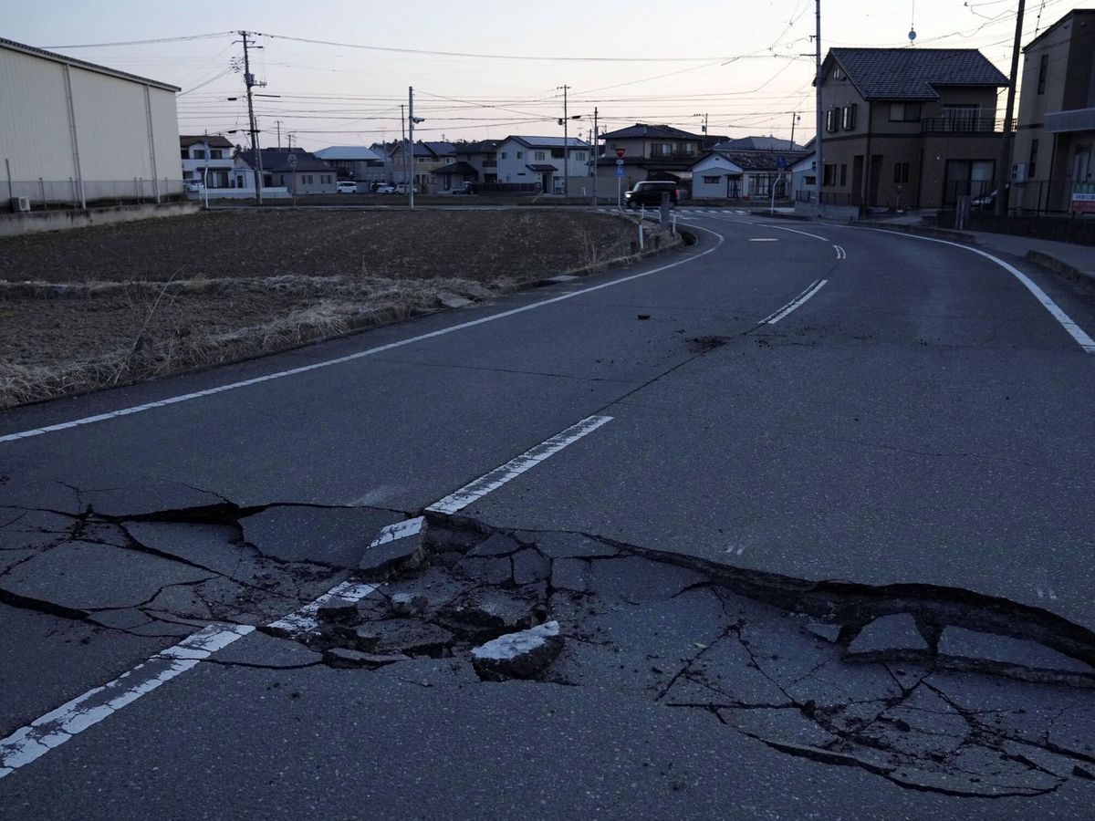 Foto: Grietas en una carretera tras el terremoto en Fukushima. (Reuters)