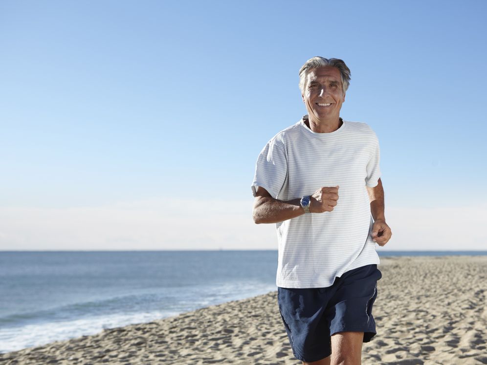 Foto: Un hombre de mediana edad corre por la playa. Fuente: iStock