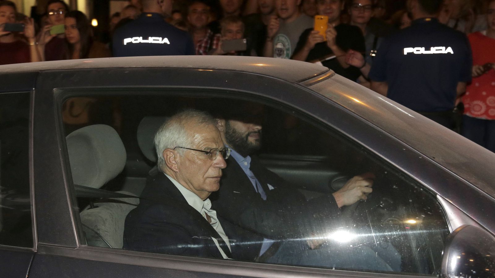 Foto: Borrell, saliendo de Ferraz el pasado sábado. (EFE)