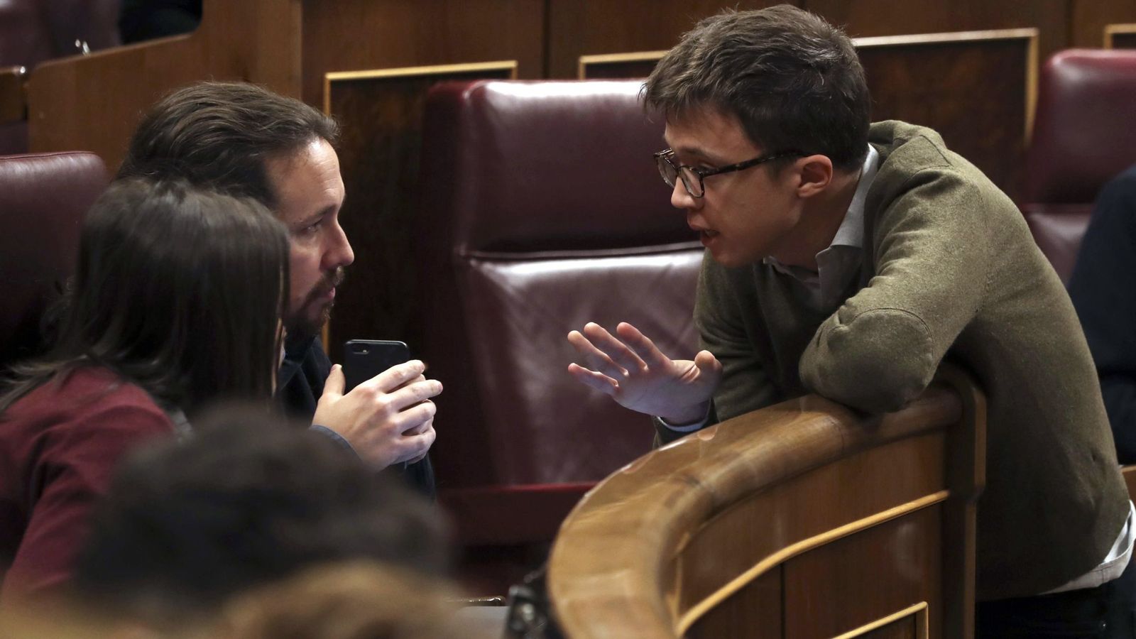 Foto: El secretario general de Podemos, Pablo Iglesias (i), conversa con el diputado de Podemos Iñigo Errejón (d) durante un pleno del Congreso de los Diputados. (EFE)