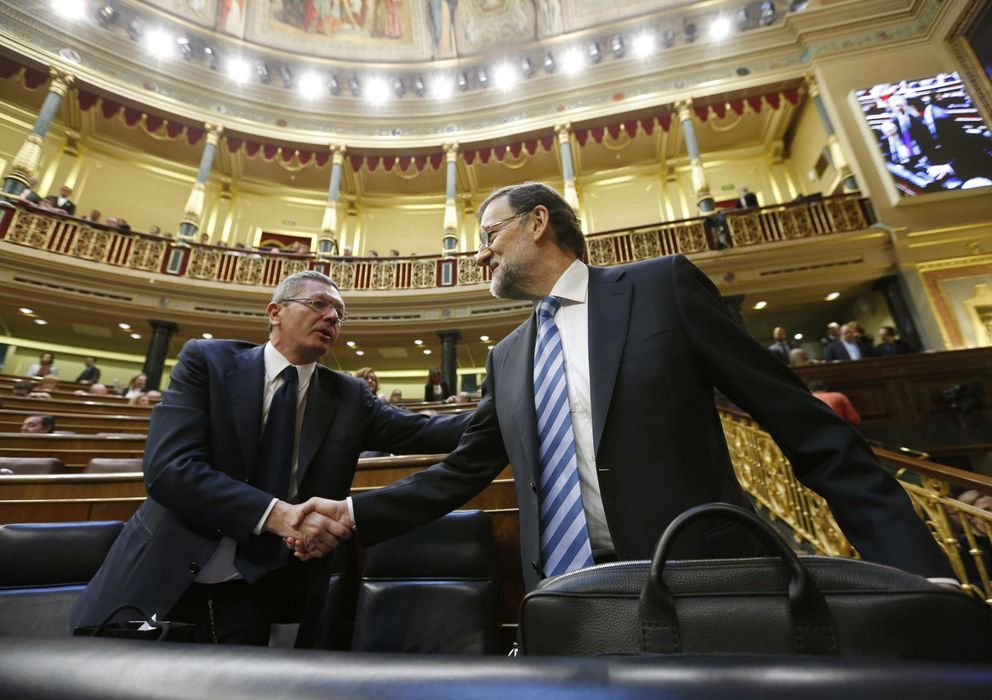 Foto: El presidente del Gobierno, Mariano Rajoy (d), saluda al ministro de Justicia, Alberto Ruiz-Gallardón. (EFE)