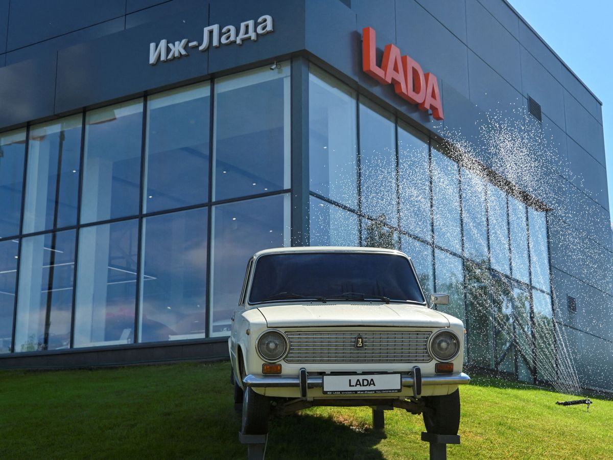 Foto: Edificio del fabricante Lada con un modelo de época soviética. (REUTERS/Alexey Malgavko)
