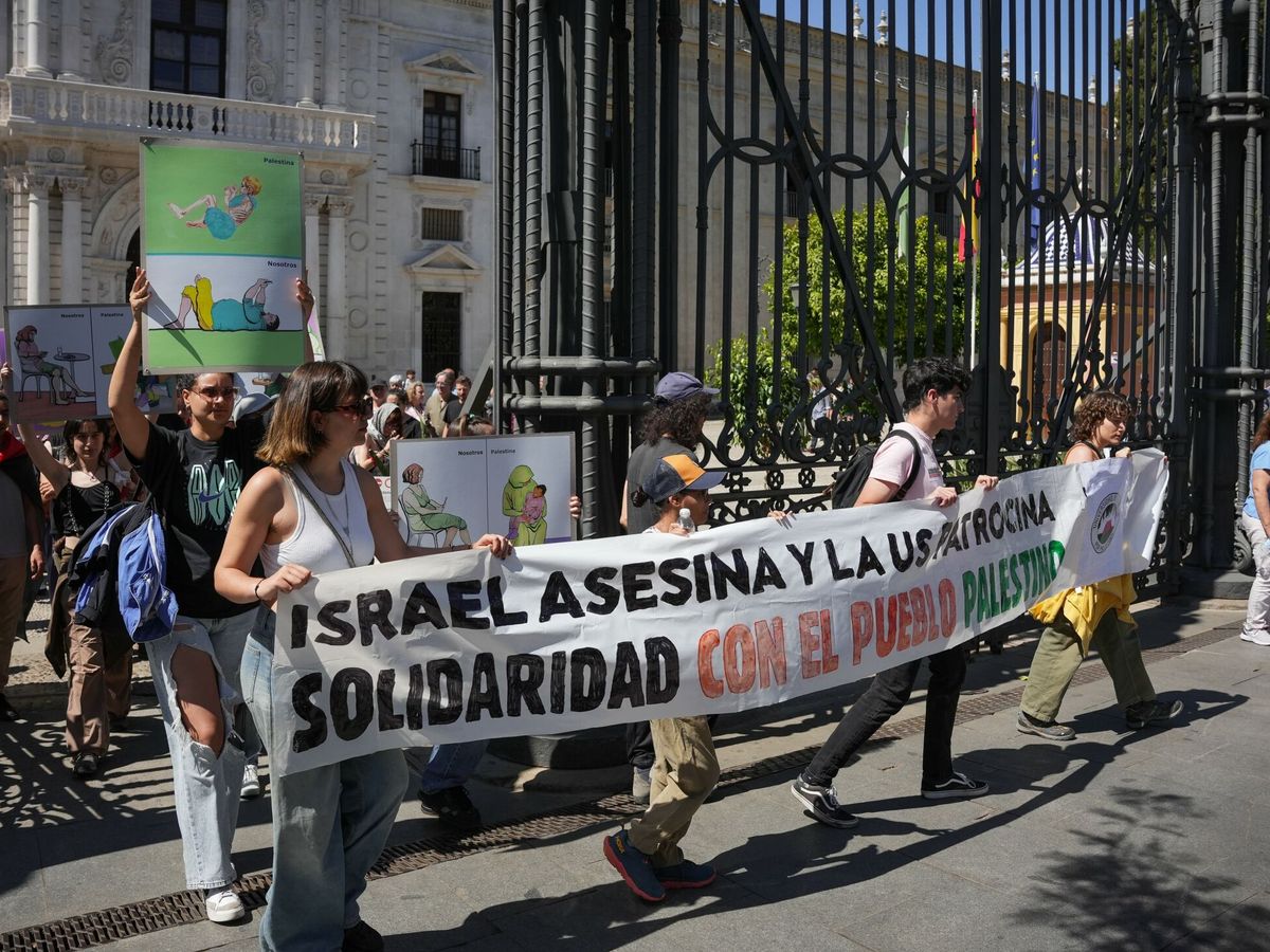 Foto: Manifestación de estudiantes de la US en apoyo a Palestina. (Europa Press/María José López)