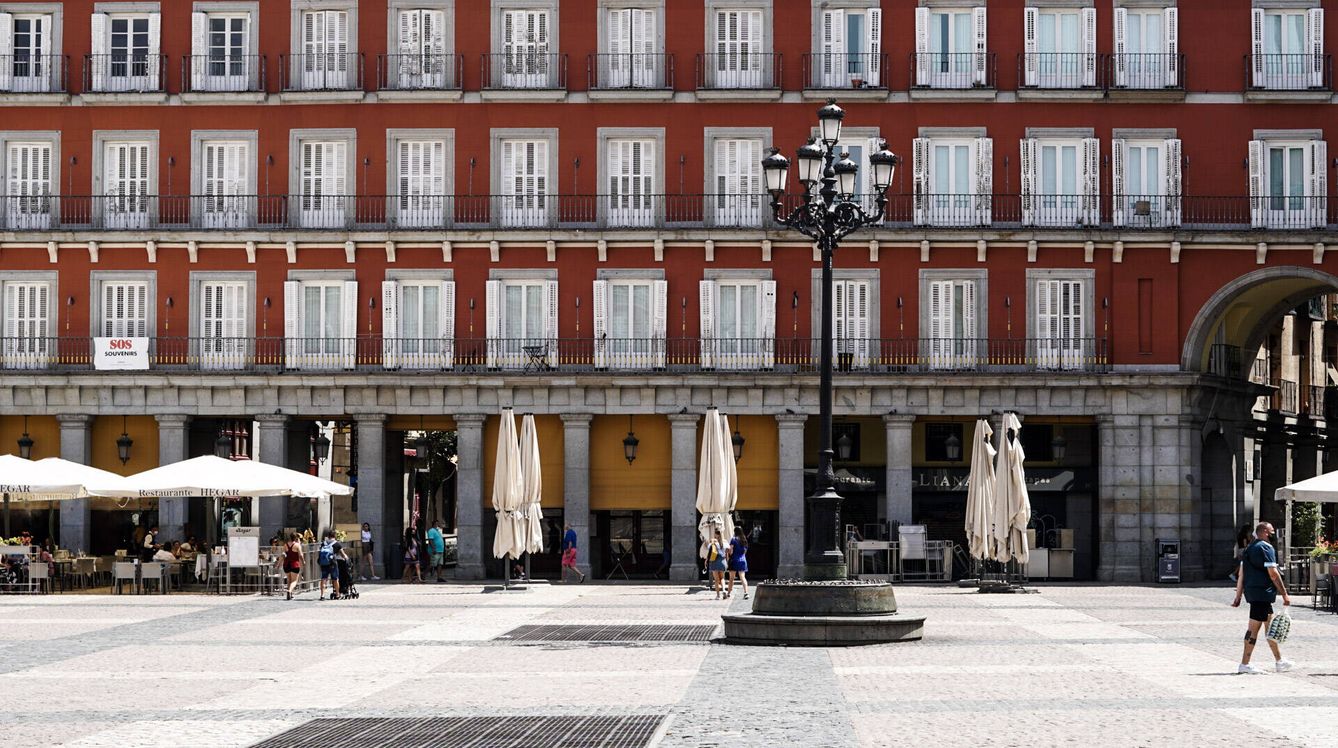 Foto: La Plaza Mayor, poca sombra y 'privatizada'. (M. McLoughlin)