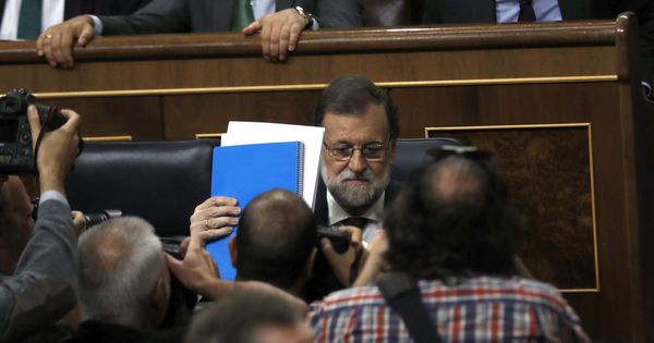 Foto: El presidente del Gobierno, Mariano Rajoy, en su escaño del Congreso (Efe)