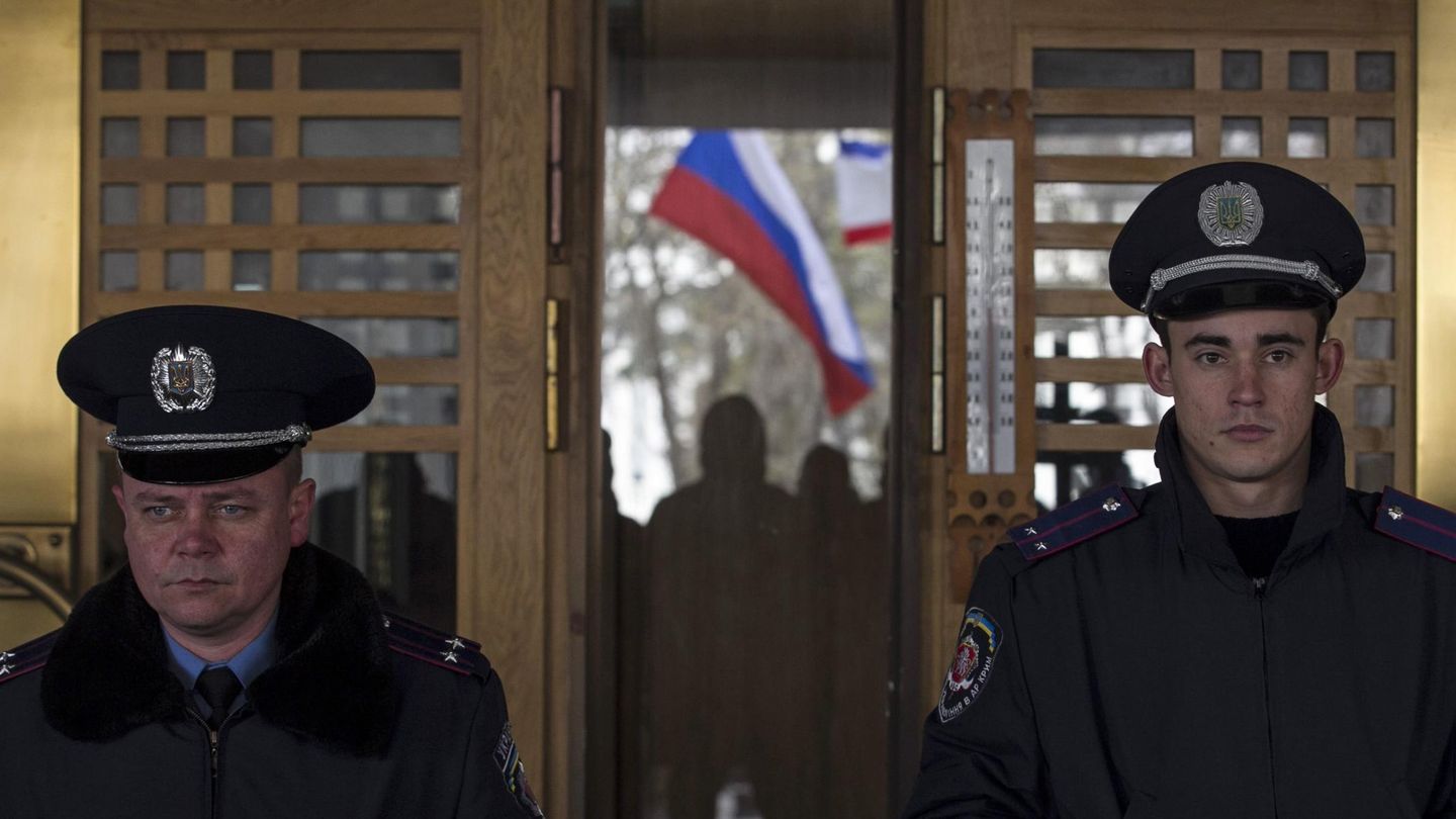 Una bandera rusa reflajada en un edificio gubernamental en Simferopol (Reuters).
