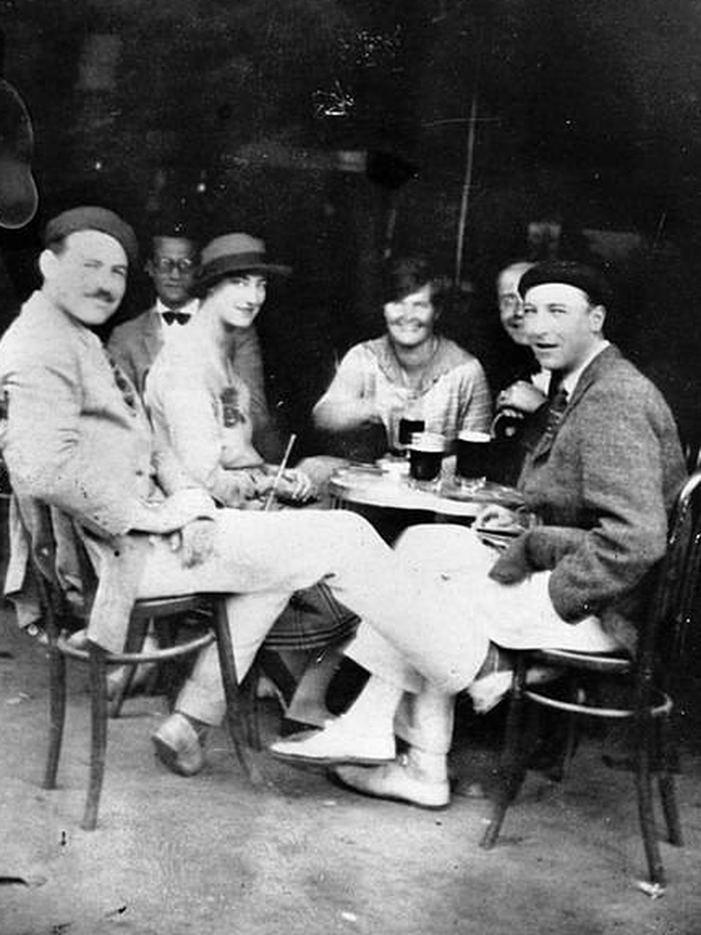Hemingway con unos amigos en el café Pamplona durante los Sanfermines de 1925