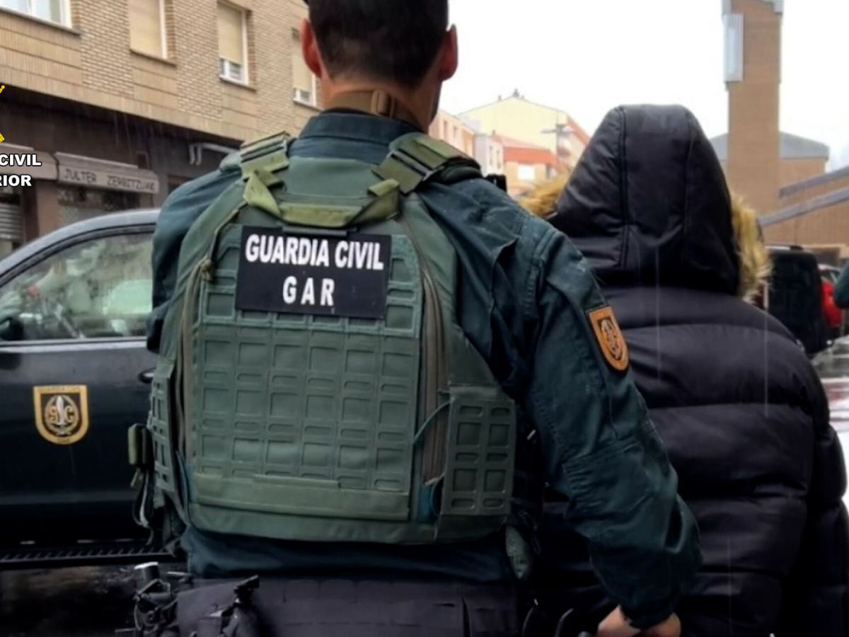 Foto: Agente de la Guardia Civil en una detención en imagen de archivo. (EFE/Guardia Civil)