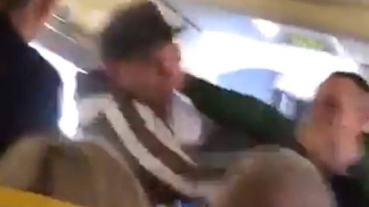 Un pasajero de Ryanair intenta arrancar la nariz a otro en pleno vuelo