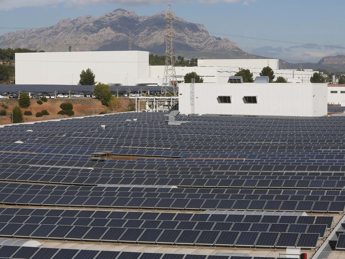 Foto: Vista de las placas solares instaladas en los tejados de los talleres de SEAT. (EFE/Susanna Sáez)