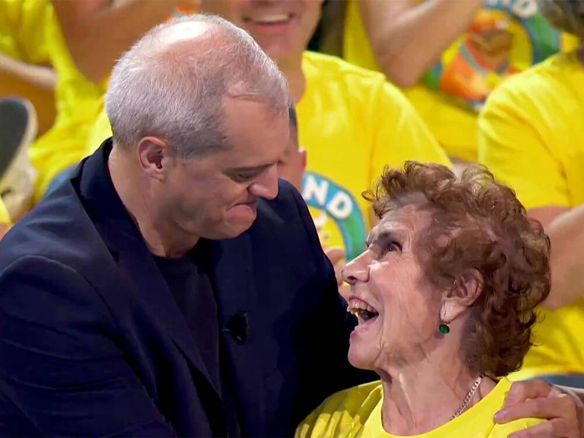 Foto: Ramón García se emociona en el segundo programa del 'Grand Prix' con esta señora de 93 años (RTVE)