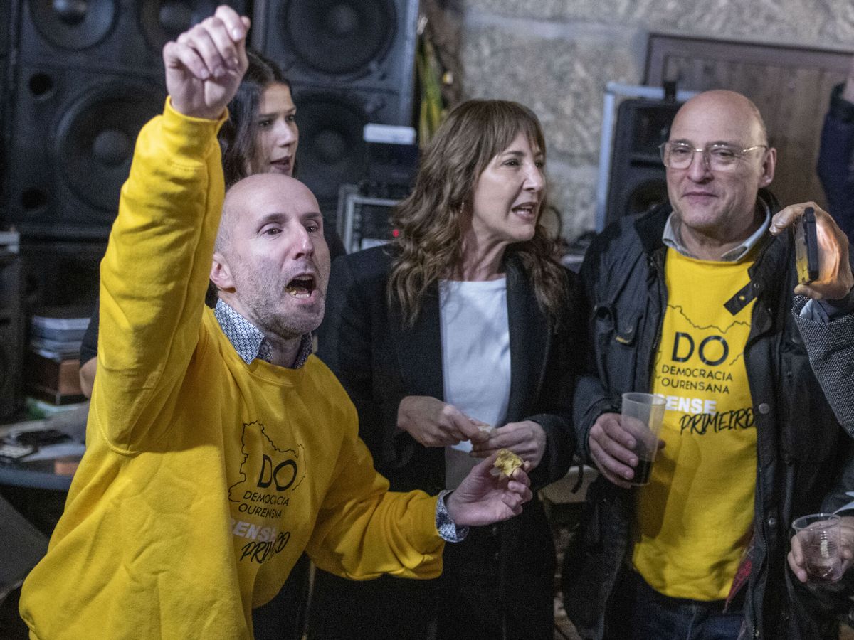 Foto: El alcalde de Ourense, Pérez Jácome y el candidato de Democracia Ourensana a la Xunta por la provincia, Armando Ojea. (EFE/Brais Lorenzo)