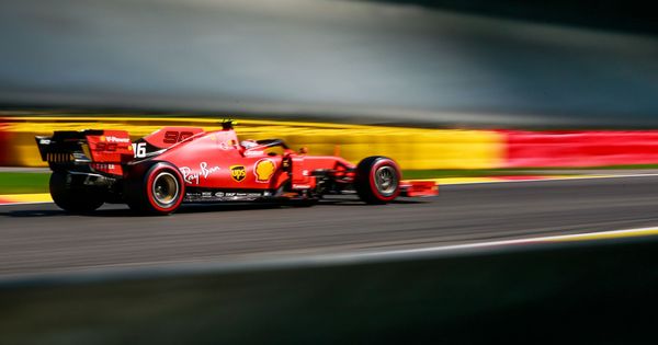 Foto: Los Ferrari vuelan en las zonas rápidas, y sus rivales quieren asegurarse de que su secreto sea legal. (REUTERS)