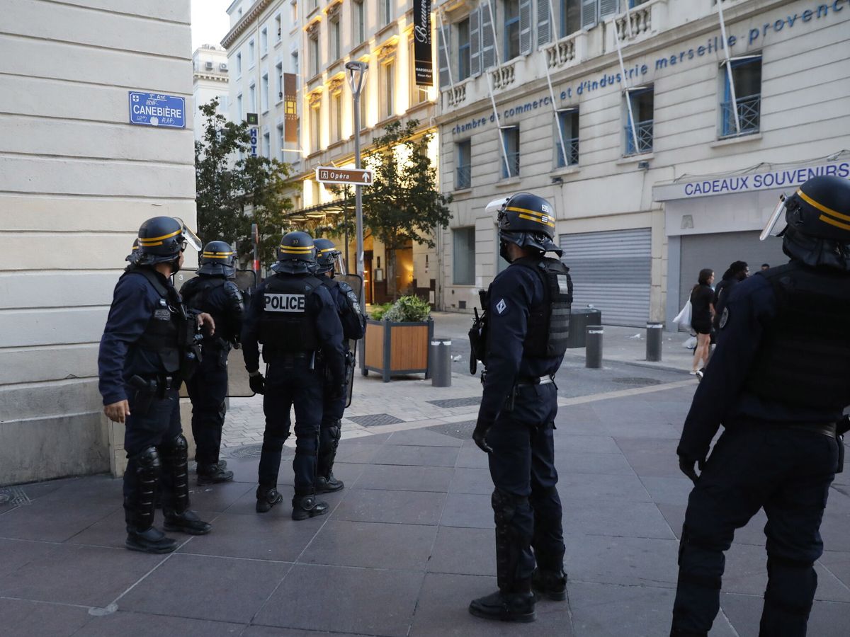 Foto: Agentes antidisturbios durante los enfrentamientos tras una manifestación en memoria de Nahel, en Marsella. (EFE/Sebastien Nogier)