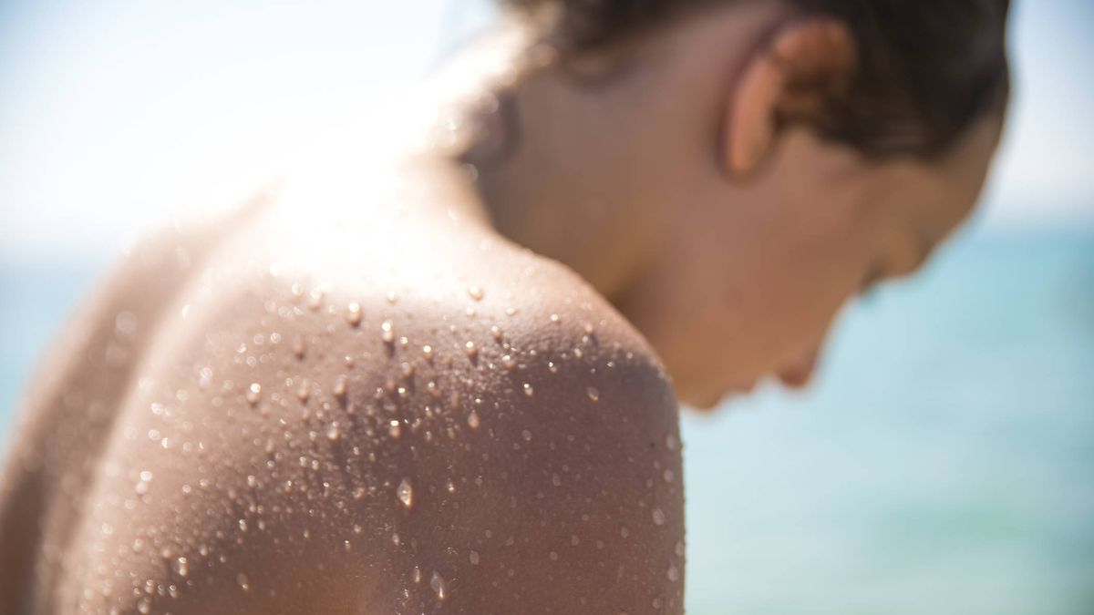 La crema solar no es suficiente: así debes tomar el sol para proteger bien tu piel
