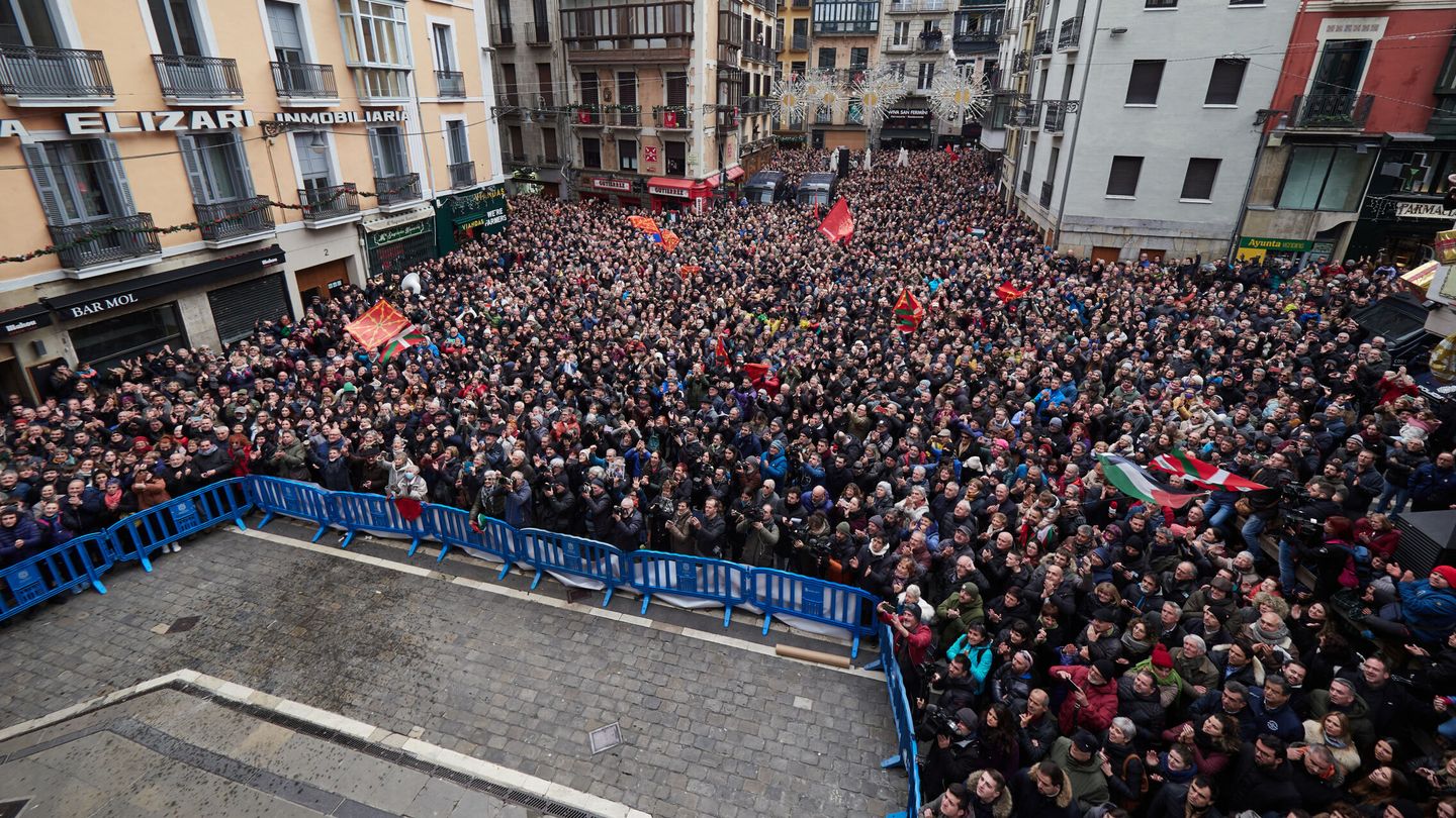 Cientos de personas celebran la toma de posesión del nuevo alcalde. (Europa Press/Eduardo Sanz)