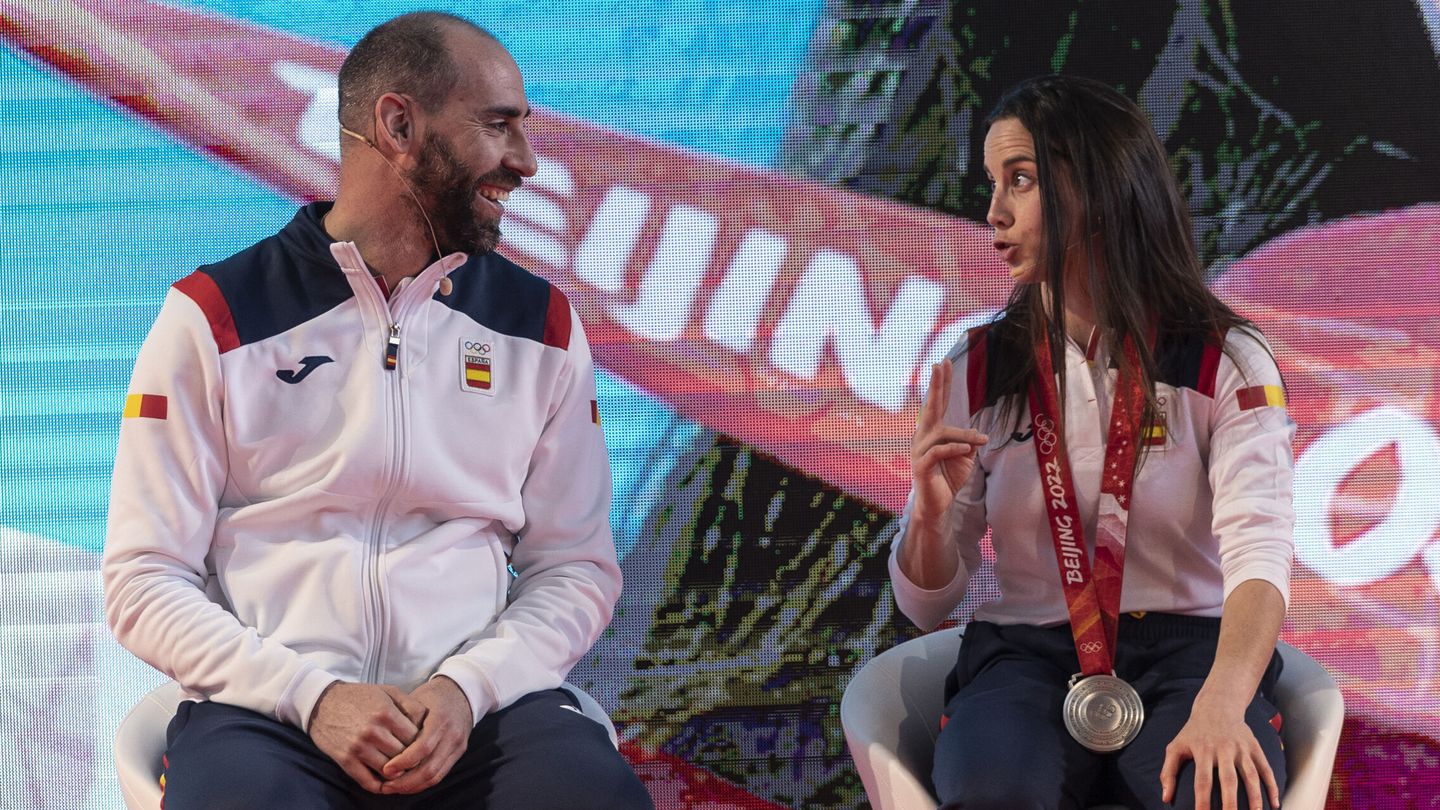 Los abanderados Ander Mirambell y Queralt Castellet durante la recepción ofrecida a los deportistas españoles que han participado en los Juegos de Pekín 2022. (EFE/Rodrigo Jiménez)