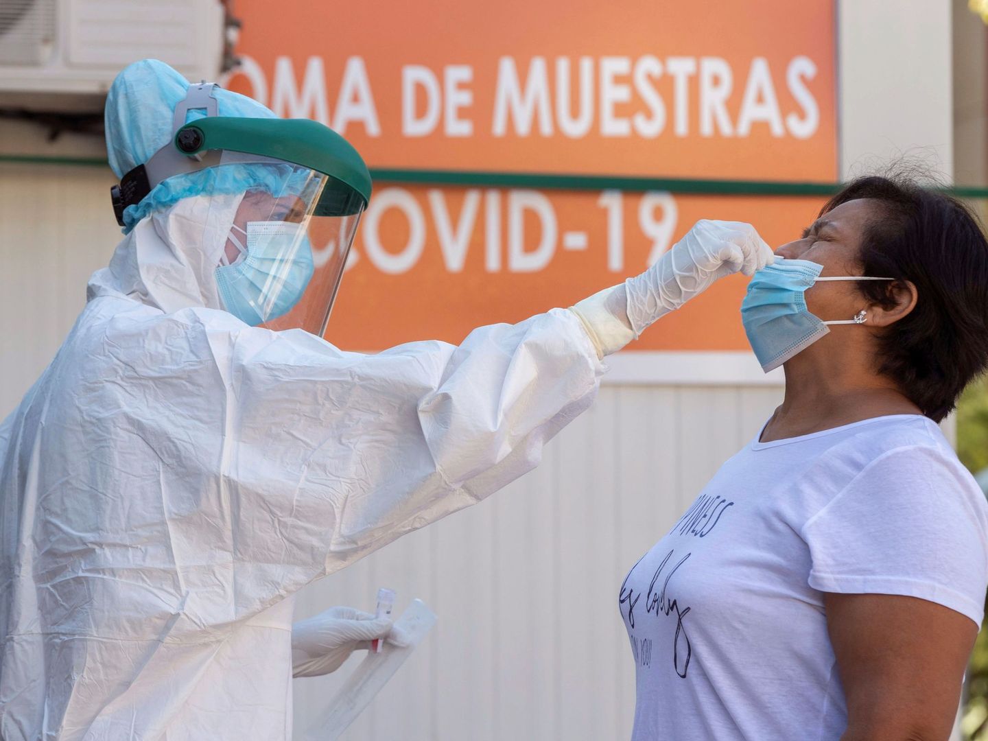 Una enfermera realiza una prueba PCR a una mujer en el punto instalado en el municipio de Jumilla (Murcia), el pasado día 12. (EFE)
