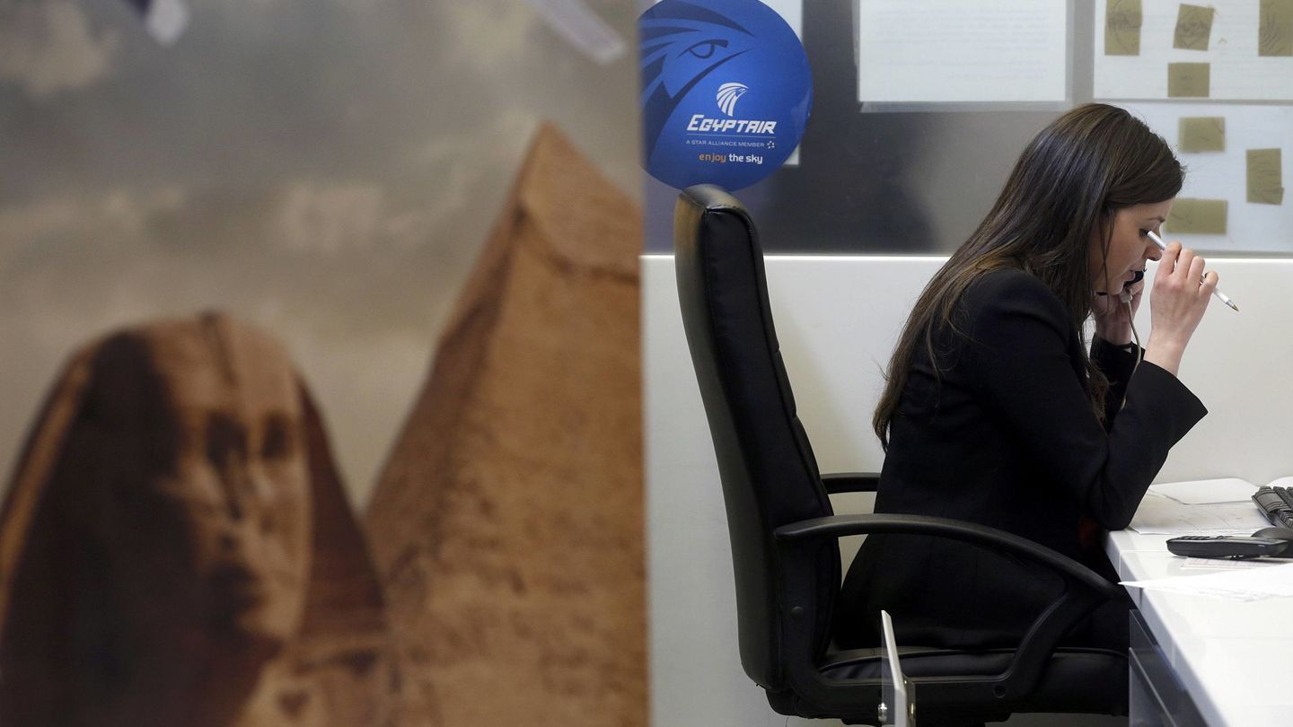 Una empleada de EgyptAir en el aeropuerto Charles de Gaulle de París, tras la desaparición del vuelo MS804. (Reuters)