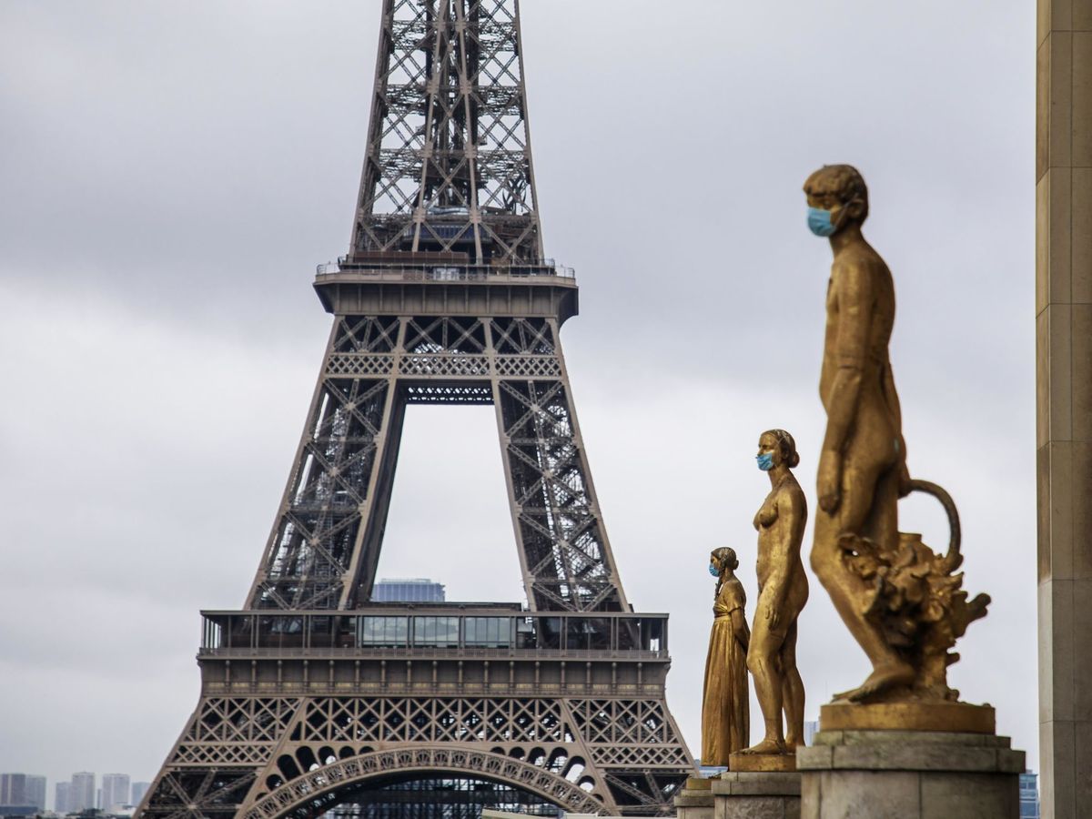 Foto: Las estatuas doradas de la plaza de Trocadero, en París, aparecen adornadas con mascarillas de protección. (EFE)