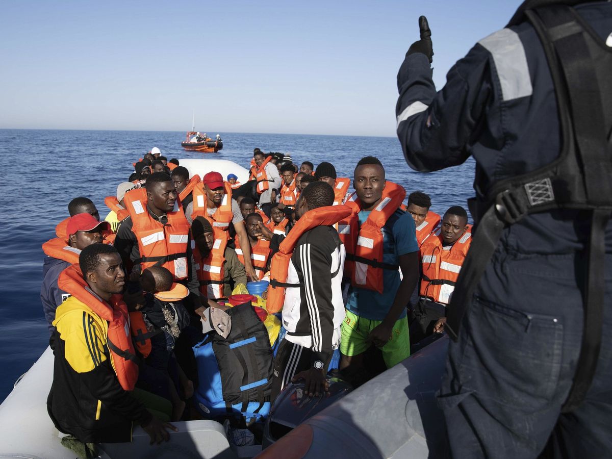 Foto: Varios migrantes rescatados en el Mediterráneo central. (EFE)