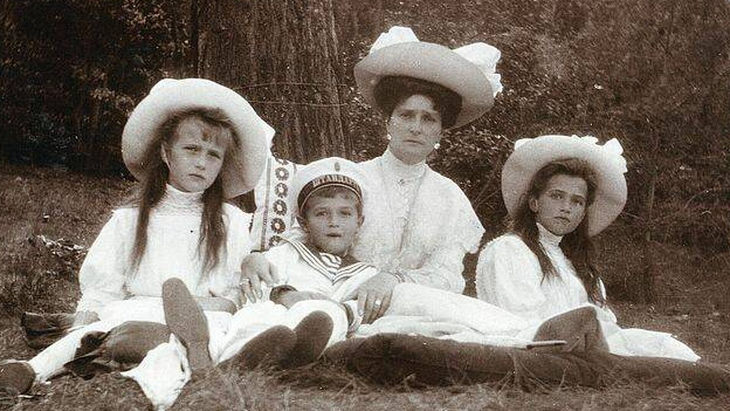 La zarina con sus tres hijos pequeños: Anastasia (izquierda), Alekséi y María (derecha). (Wikimedia Commons)