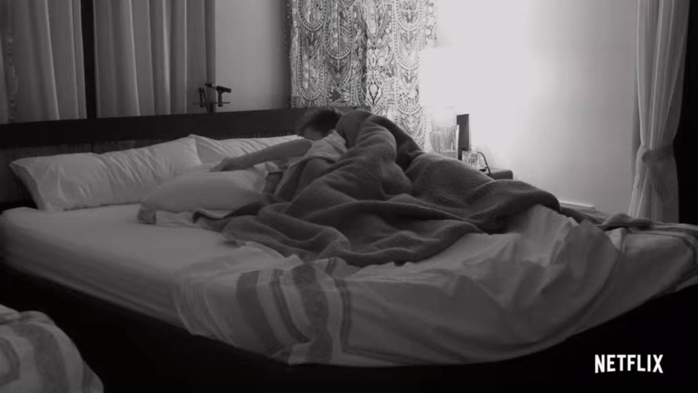 Captura de una infidelidad en 'Amor con fianza'. (Netflix)