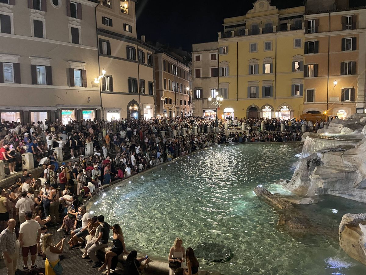 Foto: Fontana di Trevi en Roma llena de turistas esta semana. (J. L. Losa)