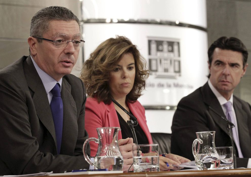 Foto: El ministro de Justicia, Alberto Ruiz-Gallardón (i), tras una reunión del Consejo de Ministros. (EFE)