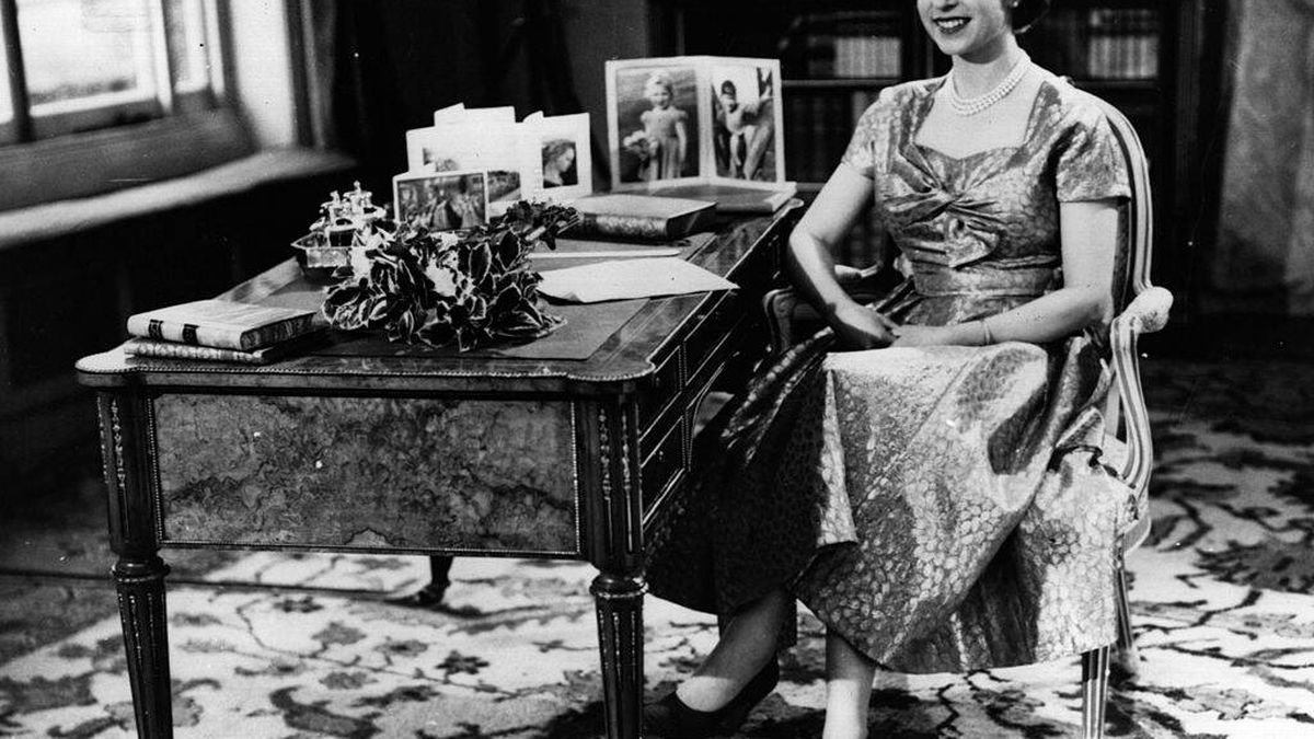 Isabel II y su primer discurso televisado de Navidad, hace 65 años: su look y su mensaje