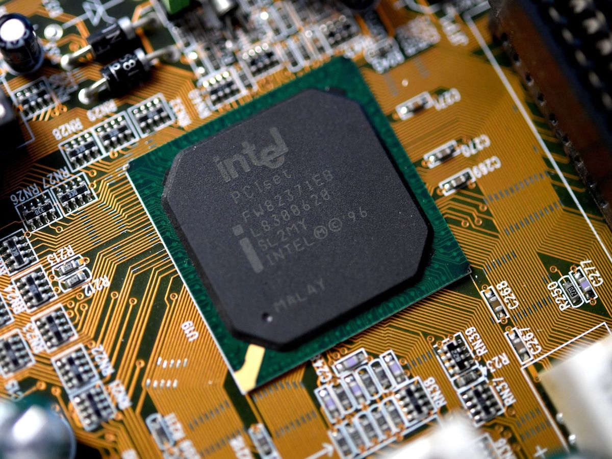 Foto: Microchips en un ordenador de Intel. (EFE/Sascha Steinbach)