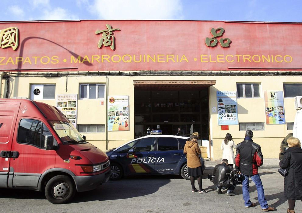 Foto: Agentes de la Policía Nacional durante el registro a negocios de ciudadanos chinos en el polígono industrial Cobo Calleja. (EFE)