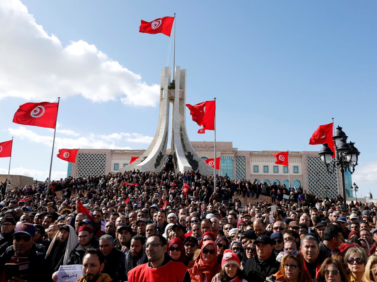 Foto: Protesta de trabajadores públicos en Túnez, el pasado 6 de febrero. (Foto: Reuters)
