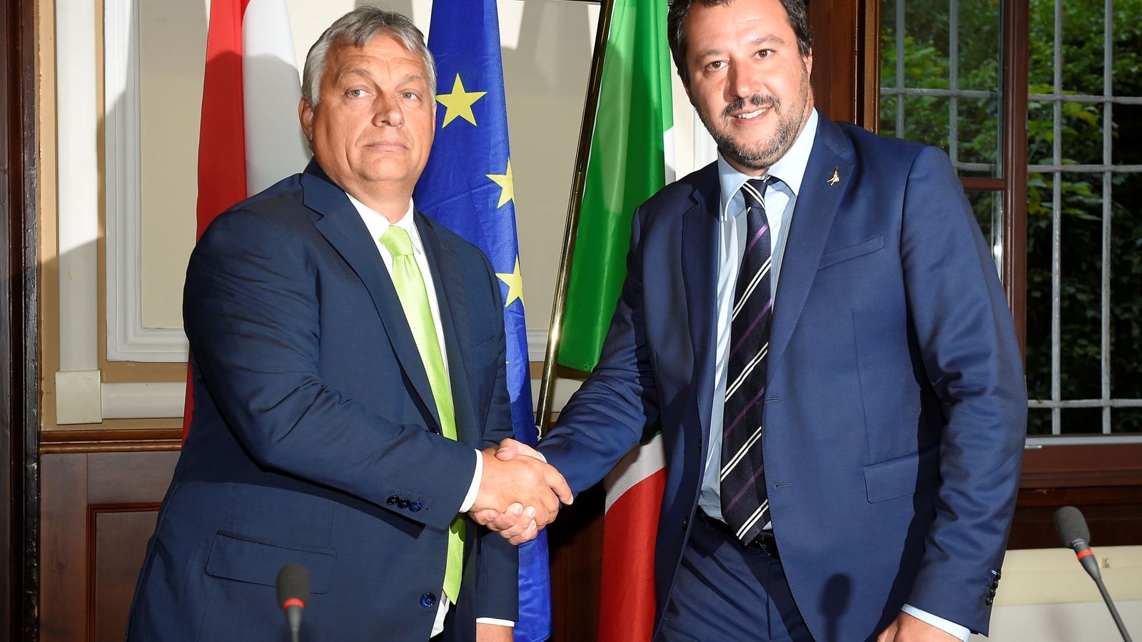 Foto: Víktor Orban (izquierda) y Matteo Salvini durante una reunión en Milán, en la que el húngaro llamó 'héroe' al líder de La Liga (EFE)