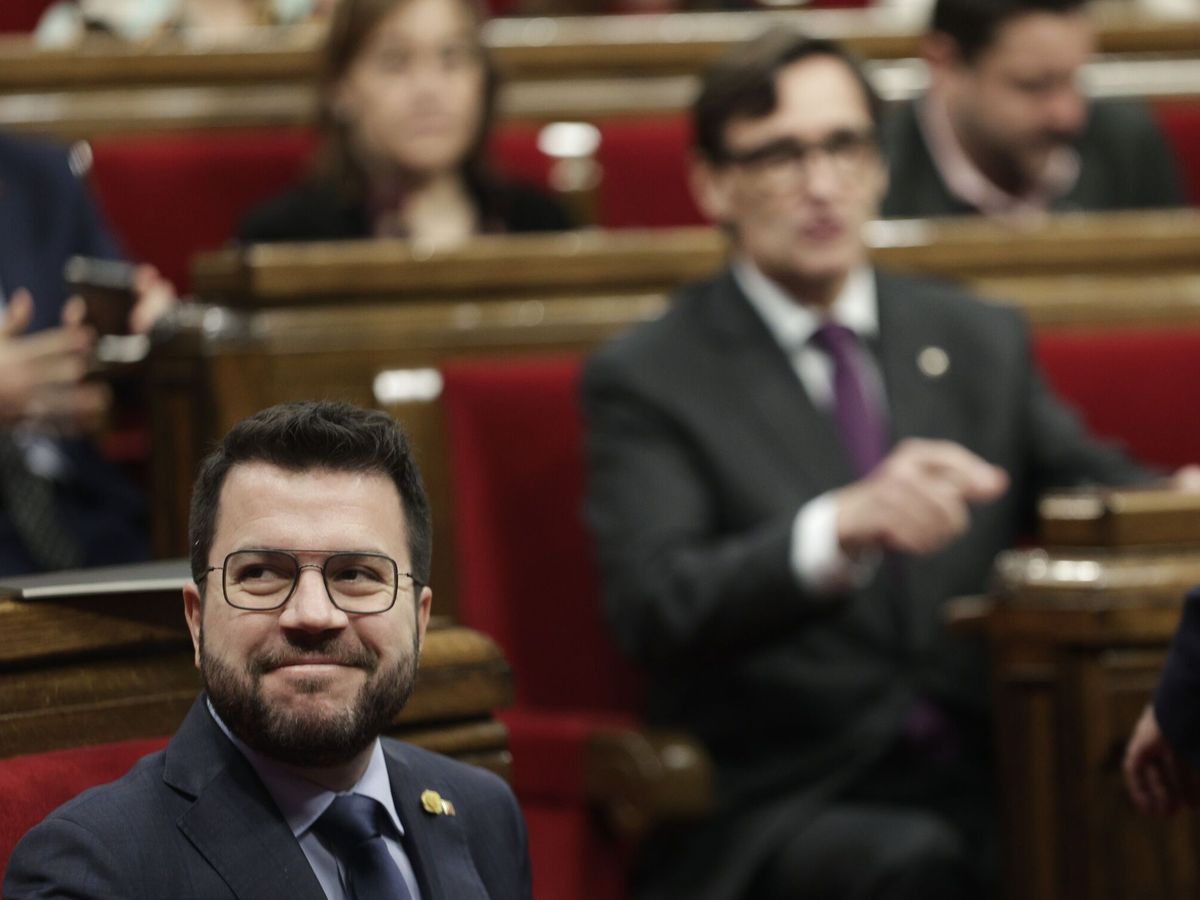 Foto: Pere Aragonès y Salvador Illa de fondo en un pleno del Parlament. (EFE/Quique García)