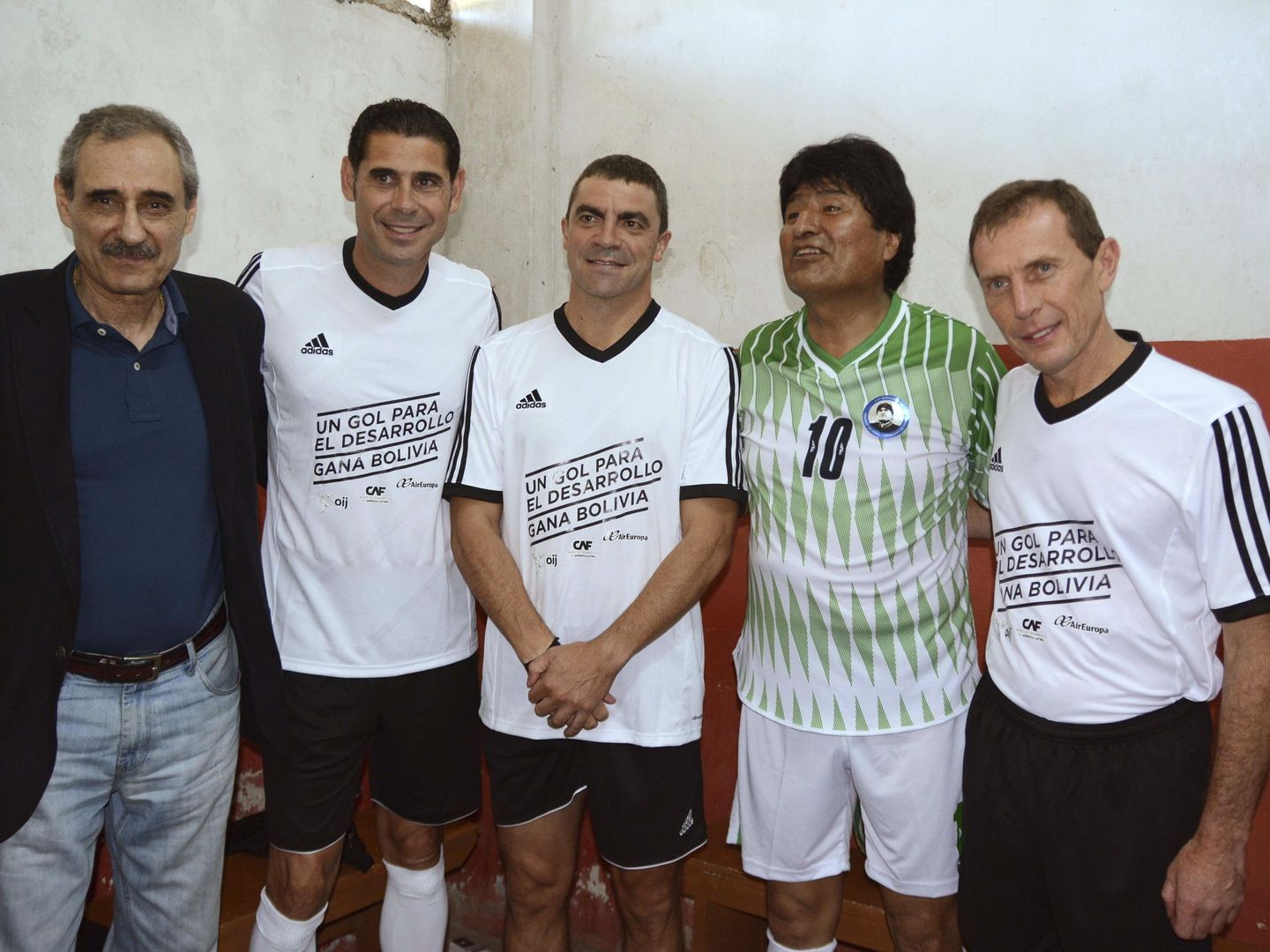 Cappa (i), junto a Hiero, Sanchís, Evo Morales (ex presidente de Bolivia) y Butragueño, en un amistoso. (EFE)