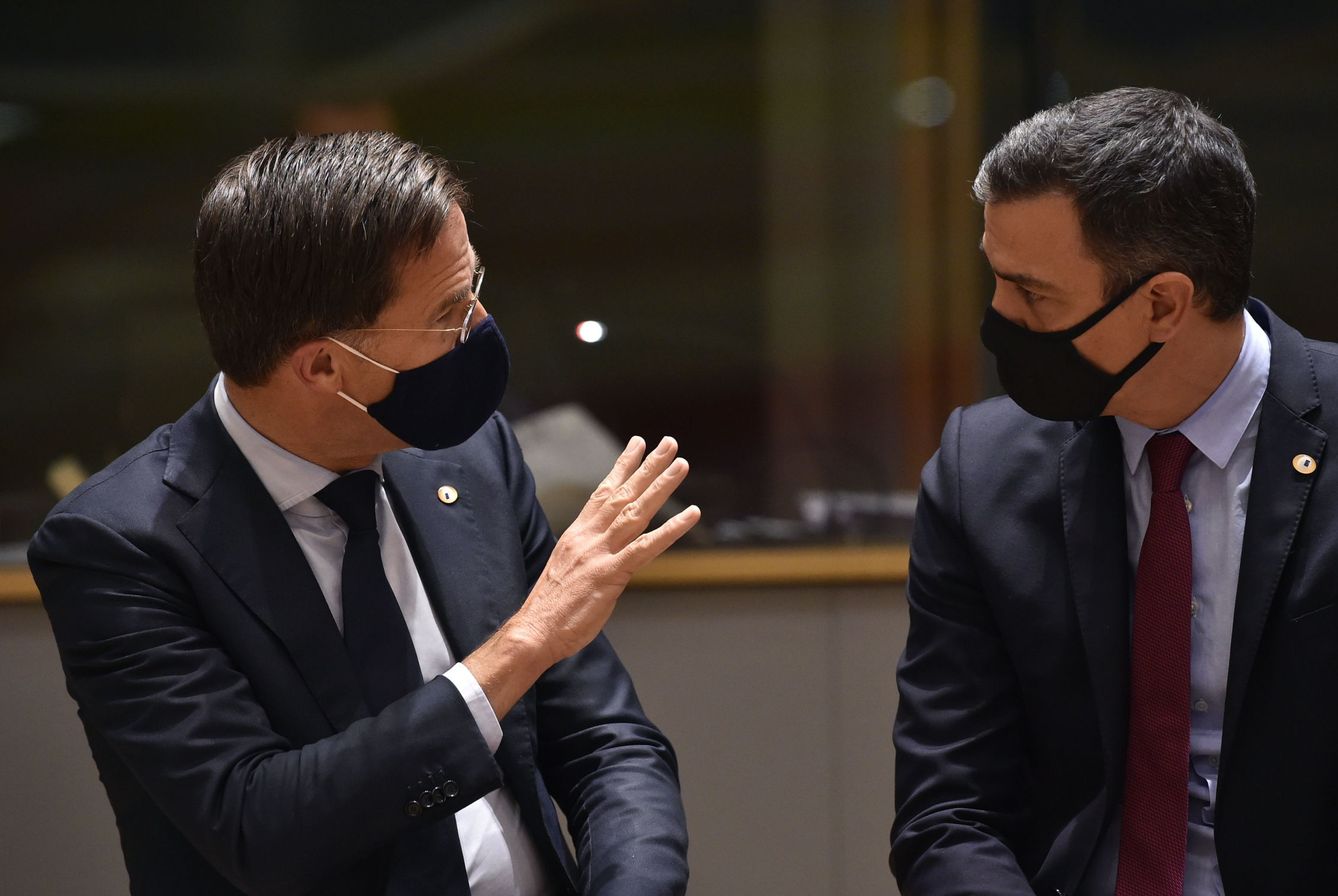 Rutte y Sánchez, durante la cumbre en Bruselas. (EFE)