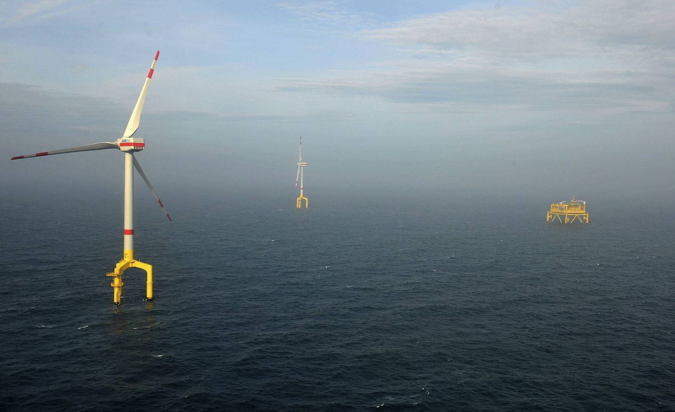 Varias turbinas del parque eólico marino Bard Offshore 1 en el Mar del Norte. (EFE)