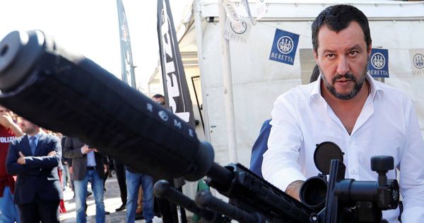 Foto: Matteo Salvini junto a un arma de francotirador durante un evento de las fuerzas especiales de la policía en Roma, en octubre de 2018. (Reuters)