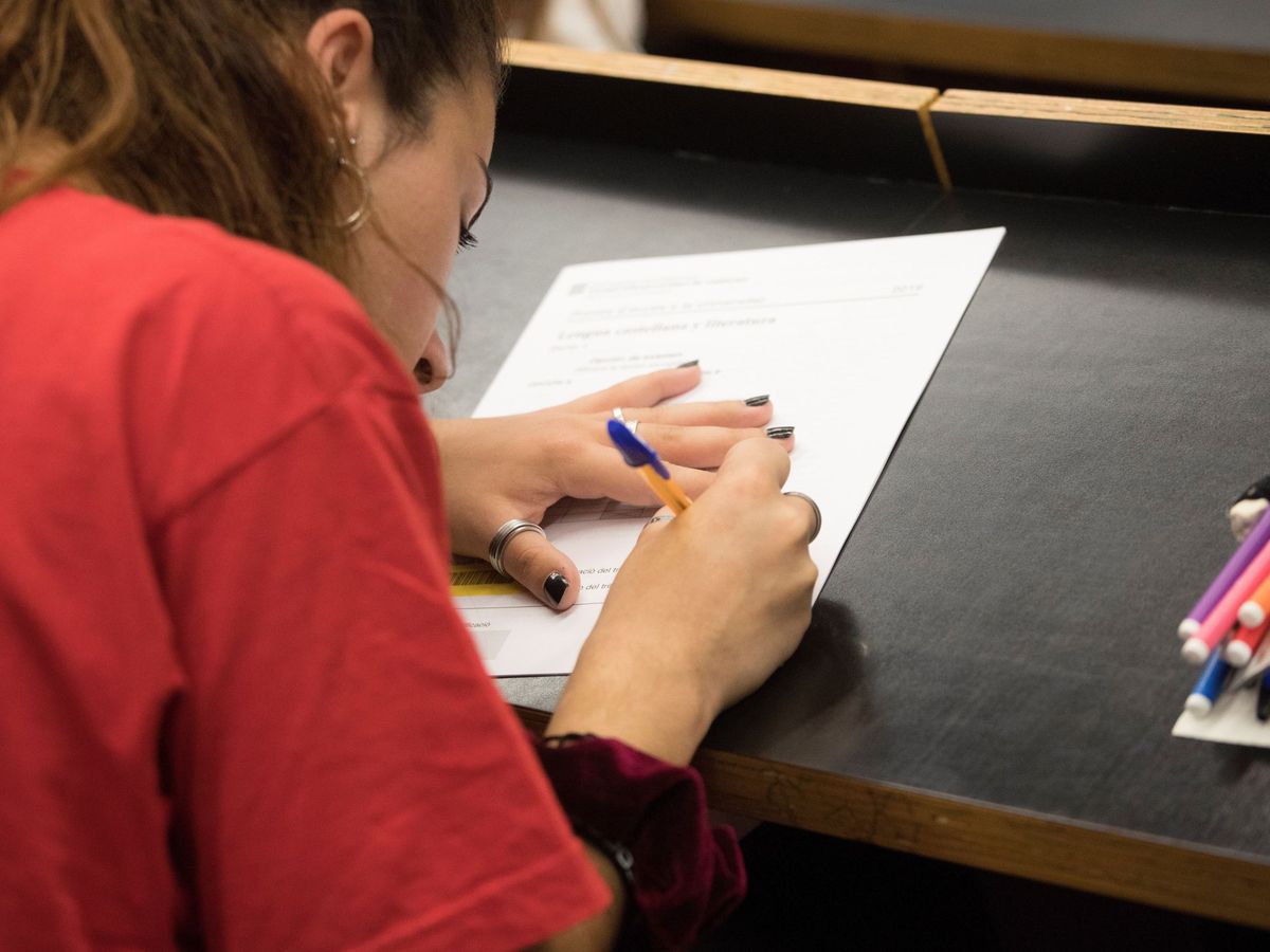 Foto: Una estudiante durante las pruebas de selectividad. (EFE) 